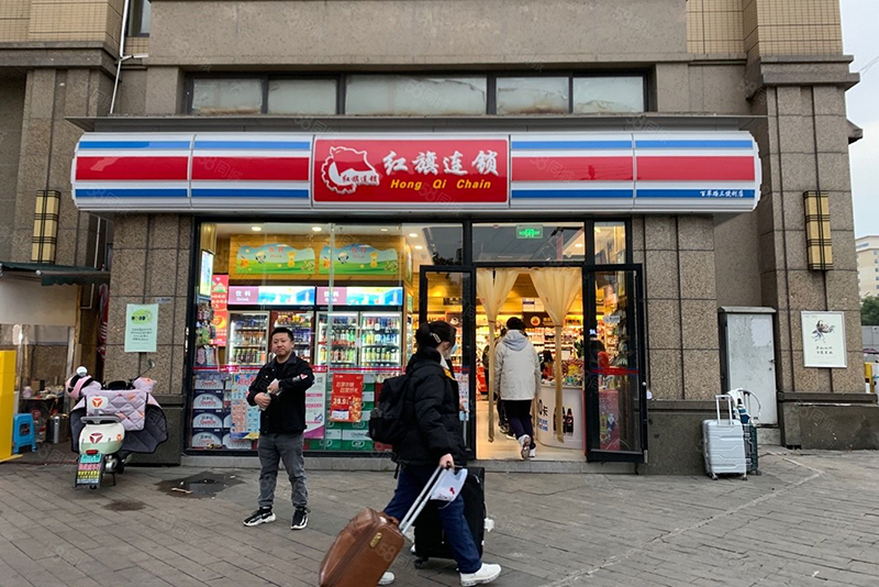 舞東風(fēng)與紅旗連鎖超市店鋪裝修對比